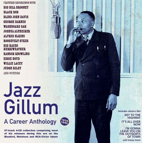 "Jazz Gillum: A Career Anthology 1934–1949." Ein Musiker im Anzug spielt die harmonica neben einem Mikrofon.
