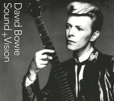 "David Bowie Sound + Vision" in Weiß auf Schwarz. Schwarz-weiß Foto eines Mannes mit Gitarre und stilvoller Frisur.
