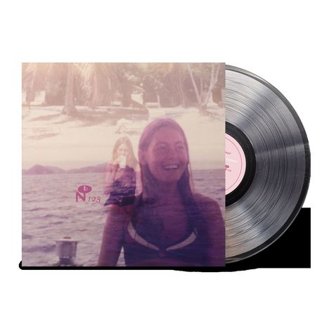 N 123. Eine lächelnde Frau in einem Bikini am Strand. Eine Schallplatte ragt rechts hervor.