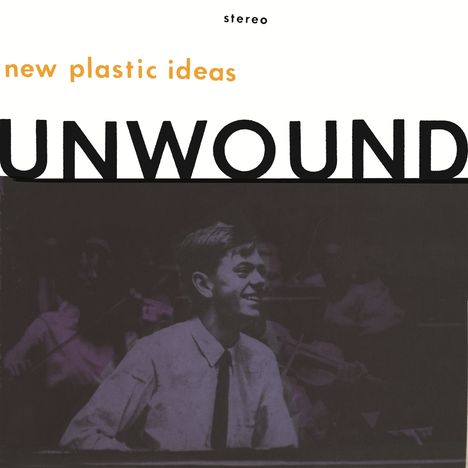Text: "new plastic ideas" oben links, darunter groß "UNWOUND". Ein junger, lachender Mann in einem Orchester.