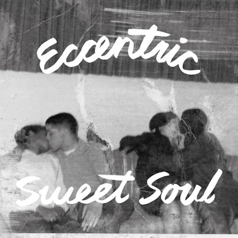 Text: "Eccentric Sweet Soul". Zwei Paare küssen sich auf einem Sofa, in einem stilisierten, altmodischen Foto.
