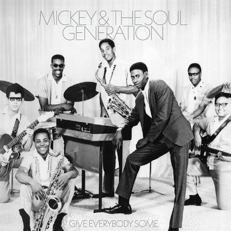"Mickey & The Soul Generation" oben, "Give Everybody Some" unten. Eine Band mit sieben Männern und Instrumenten. Schwarz-Weiß-Foto.