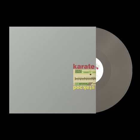 Grauer Plattencover mit rotem Text "karate" und gelbem Text "pockets", daneben eine schwarze Schallplatte.