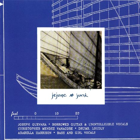 "jejune junk" auf einem Foto eines Segelschiffs. Darunter Namen und Instrumente. Hintergrund hat blaue Skizzenlinien.