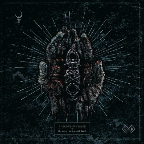 Text: „A Secret Revealed. The Ruin I Summoned Forth.“ Illustration: Zwei Hände halten ein Amulett, umgeben von Strahlen.