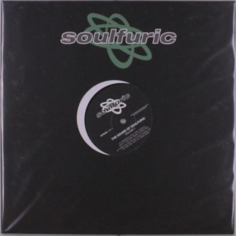 "Soufullric" Text auf schwarzem Hintergrund. Oben Logo aus grünen, verschlungenen Linien. Schallplatte sichtbar.