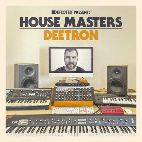 "Defected presents House Masters Deetron" steht darüber, mit einem Bild von Musikequipment und einem Mann auf einem Bildschirm.