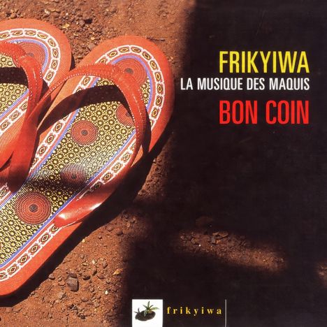 Text: "FRIKYIWA LA MUSIQUE DES MAQUIS BON COIN". Rote Sandalen mit bunten Mustern auf einer erdigen Oberfläche.