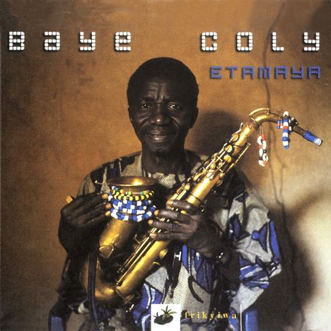 "Baye Coly Etamaya" auf beigem Hintergrund. Ein Mann in traditioneller Kleidung mit Saxophon verziert mit Perlen.