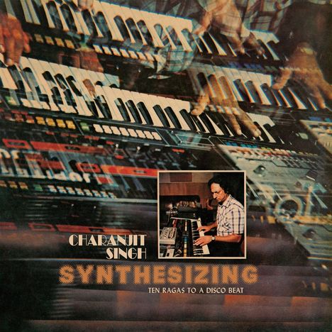 "Charanjit Singh: Synthesizing - Ten Ragas to a Disco Beat". Hände spielen auf Synthesizern; Foto zeigt einen Mann am Keyboard.