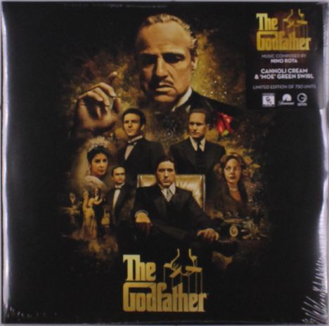 „The Godfather“ Text oben rechts; zentral sitzende Personen in eleganter Kleidung, braun-golden umrahmt.