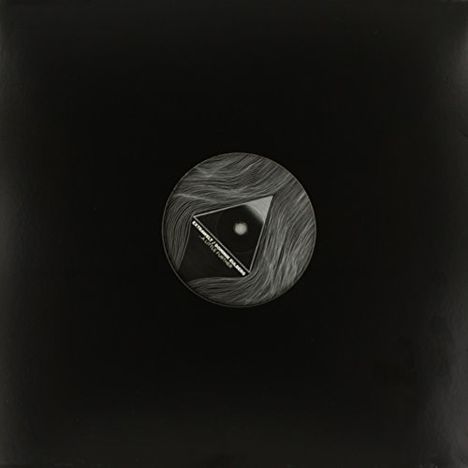 Text: "Triangle of Trance". Ein schwarzer Hintergrund mit einem zentralen, kreisrunden Element, das ein Muster zeigt.