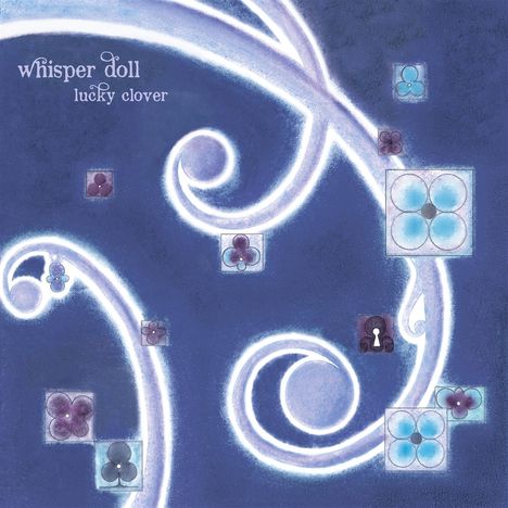 „whisper doll, lucky clover“ in weißer Schrift auf dunkelblauem Hintergrund mit geschwungenen weißen Linien und Blumenmotiven.