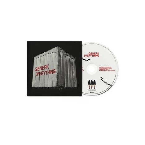 "GENERIC EVERYTHING" steht auf einem grauen Vorhang. Eine CD zeigt denselben Text und eine Tracklist.