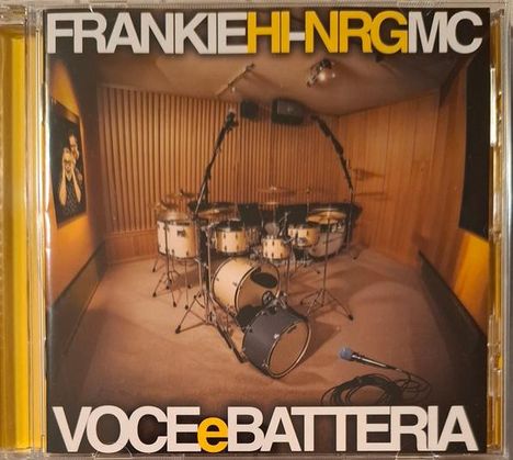 "FRANKIE HI-NRG MC" und "VOCE e BATTERIA" oben und unten. Schlagzeug und Mikrofon in Tonstudio.