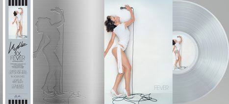 „Kylie XX Fever Anniversary Edition“, Frau in Weiß posiert, Mikrofon in Hand, silbernes Vinyl-Design.