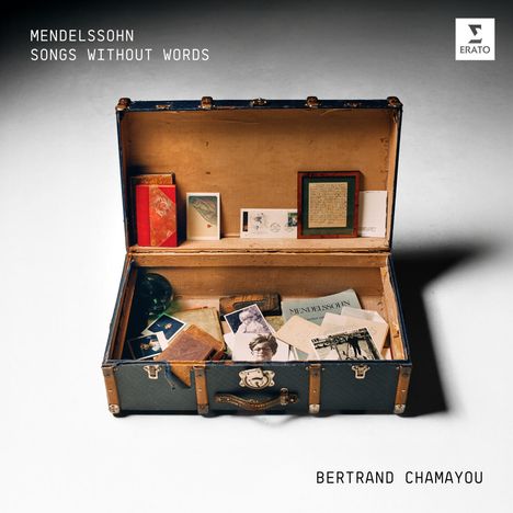 Texte: Mendelssohn, Songs Without Words, Bertrand Chamayou. Koffer mit Fotos, Büchern und Papieren, ein Logo oben rechts.