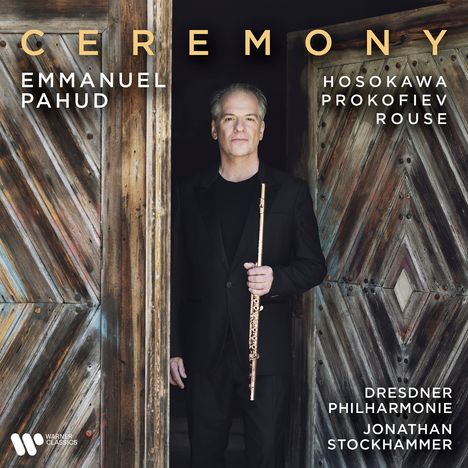 „Ceremony“, Emmanuel Pahud, Hosokawa, Prokofiev, Rouse, Dresdner Philharmonie, Jonathan Stockhammer. Mann mit Flöte.