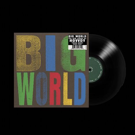 "BIG WORLD" steht in großen bunten Buchstaben auf einem Albumcover, daneben eine schwarze Vinyl-Schallplatte.