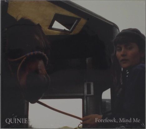 "QUINIE, Forefowk, Mind Me" zeigt eine Person neben einem Pferd in einem Anhänger.