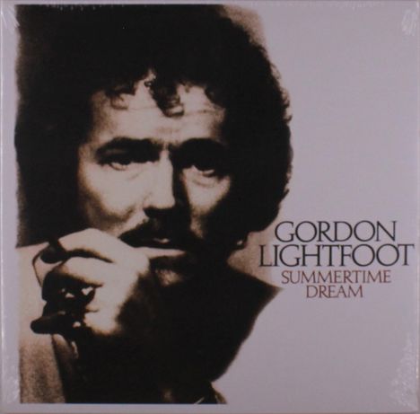 GORDON LIGHTFOOT SUMMERTIME DREAM. Ein Mann mit lockigem Haar hält eine Pfeife in der Hand, sein Gesicht im Profil.