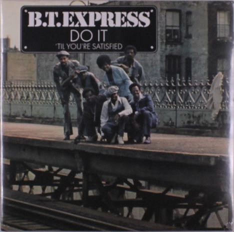 Logo mit Text "B.T. EXPRESS Do It 'Til You're Satisfied", im Hintergrund eine Gruppe von Menschen auf einem Bahnsteig.