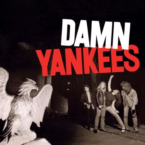 Text: "DAMN YANKEES" in großen Buchstaben. Dunkle Straßenszene mit vier Personen und einer Statue eines Adlers.