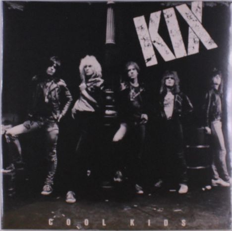Text: "KIX" oben, "COOL KIDS" unten. Schwarz-Weiß-Foto von fünf Personen in Lederkleidung unter einer Straßenlaterne.