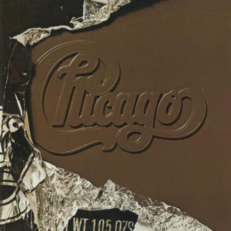 "Chicago" in geschwungener Schrift auf einer Verpackung, umgeben von zerknitterter Aluminiumfolie, mit "WT 10.5 OZ'S."