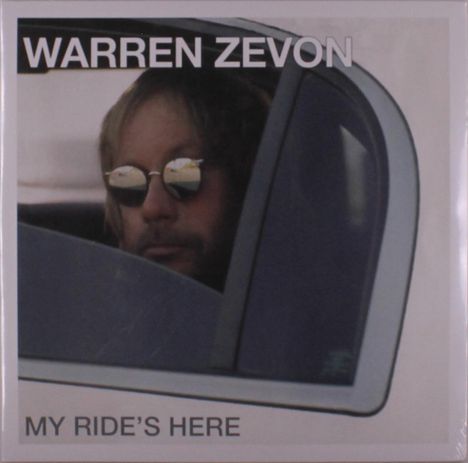 "WARREN ZEVON" und "MY RIDE'S HERE" in klarer Schrift. Person mit Sonnenbrille schaut aus einem Autofenster.