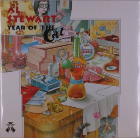 „Al Stewart Year of the Cat“-Text über bunte, künstlerische Darstellung mit Flaschen, Büchern und Alltagsgegenständen.