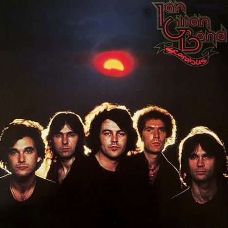 "Ian Gillan Band" und "Scarabus" in stilisierter Schrift. Fünf Männer vor Sonnenuntergang, Hintergrund dunkel.