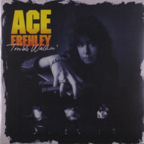 "Ace Frehley, Trouble Walkin'". Dunkles Porträt eines Mannes, der eine Konsole bedient. 