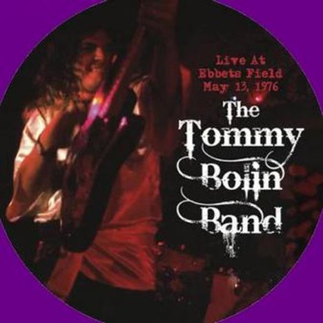Text: "Live At Ebbets Field May 13, 1976. The Tommy Bolin Band." Musiker mit Gitarre in kraftvoller Performance.