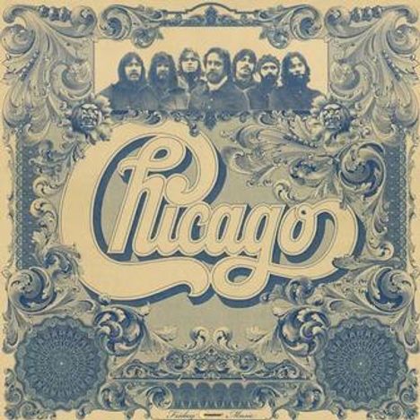 "Chicago" in geschwungener Schrift, umgeben von verzierter Grafik im vintage Stil, darüber eine Reihe von Männern.
