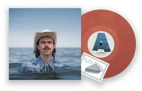 Auf einer roten Schallplatte steht ein großes "A". Daneben ein Cover: Ein Mann mit Cowboyhut steht im Wasser.