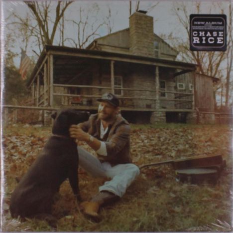 „New Album, Chase Rice“. Ein Mann hockt draußen vor einer rustikalen Hütte und streichelt einen Hund.