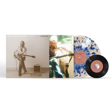 Texte: "I'M PEOPLE", "HISS GOLDEN MESSENGER". Cover mit Person, zwei Schallplatten, eine mit blauem Muster, eine schwarz.