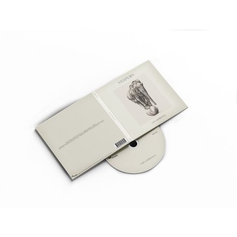 Text: "VESPER" und "LIZZIE". Skecht eines Elefanten auf der Vorderseite eines CD-Covers mit offener Hülle und einer CD.