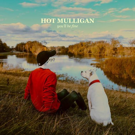 "Hot Mulligan, you'll be fine" steht oben. Eine Person in Rot sitzt neben einem weißen Hund an einem ruhigen Fluss.