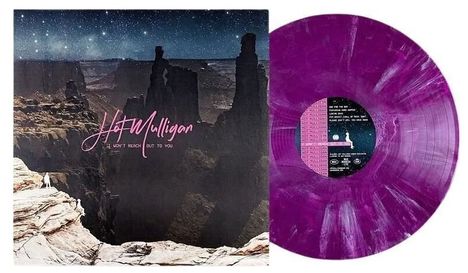 Text: "Hot Mulligan", "You'll Be Fine", "I Won't Reach Out To You".
Illustration eines Canyons bei Nacht mit lila Vinyl-Schallplatte.