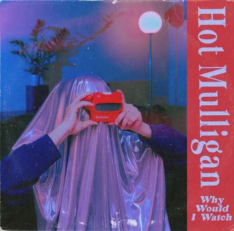 Links steht "Hot Mulligan" und unten "Why Would I Watch". Eine Person unter einem silbernen Tuch hält eine rote Kamera.