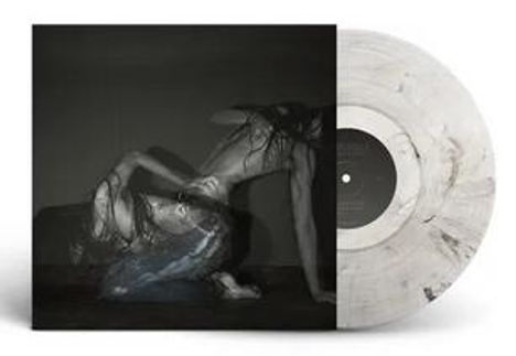 Eine Schallplatte mit marmoriertem, hellgrau-dunklem Muster. Das Cover zeigt eine künstlerische Darstellung eines menschlichen Körpers.