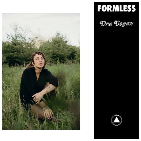 "FORMLESS" und "Ora Cogan" stehen auf einem schwarzen Hintergrund. Eine Person sitzt in einem grünen Feld.