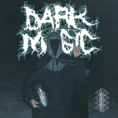 Text: "DARK MAGIC". Eine Person trägt eine Kapuze und dunkle Kleidung, hält einen Helm. Ein geometrisches Muster ist unten rechts.