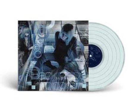 Der Text ist unscharf und schwer zu entziffern. Es zeigt ein farbenfrohes, abstraktes Cover mit Personen und eine durchsichtige Vinyl.