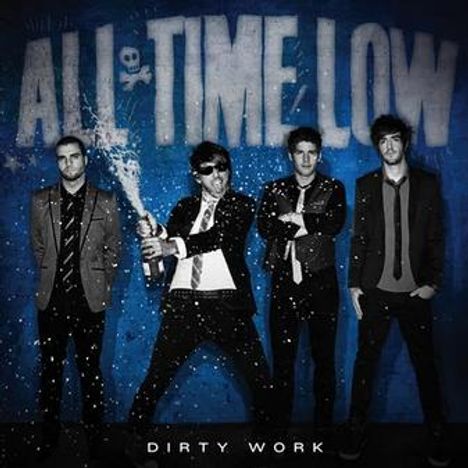 Text: "ALL TIME LOW" und "DIRTY WORK". Vier Männer in Anzügen, einer sprüht Sekt. Hintergrund in Blau. Cover-Design.