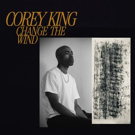Oben steht "COREY KING CHANGE THE WIND". Links ein Mann in Schwarz-Weiß, rechts abstrakte Kunst in Schwarz.
