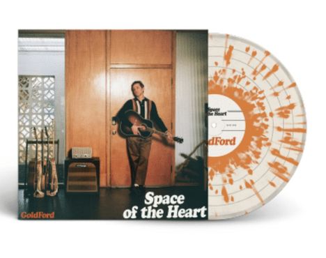 "GoldFord Space of the Heart." Ein Mann lehnt sich an eine Holzwand mit einer Gitarre; daneben eine Schallplatte.