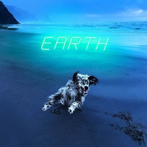 Text: "EARTH". Ein Hund rennt über einen dunklen Sandstrand am Meer. Der Himmel ist bewölkt und blau.